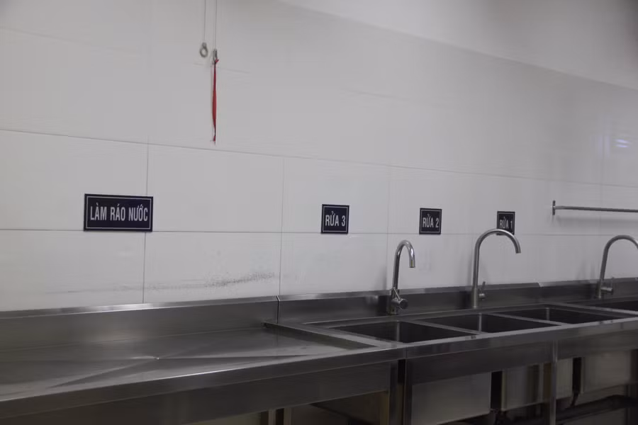 Khu rửa dụng cụ ăn uống sau ăn được thiết kế biệt lập khu rửa thực phẩm