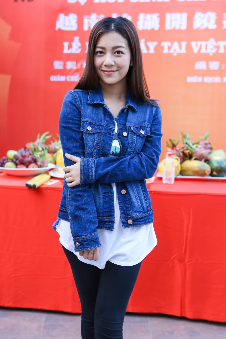 Cũng như các thành viên trong đoàn, diễn viên Hà Nhạn Thi diện đồ đơn giản trong buổi ra mắt báo chí. Cũng như các thành viên trong đoàn, diễn viên Hà Nhạn Thi diện đồ đơn giản trong buổi ra mắt báo chí.
