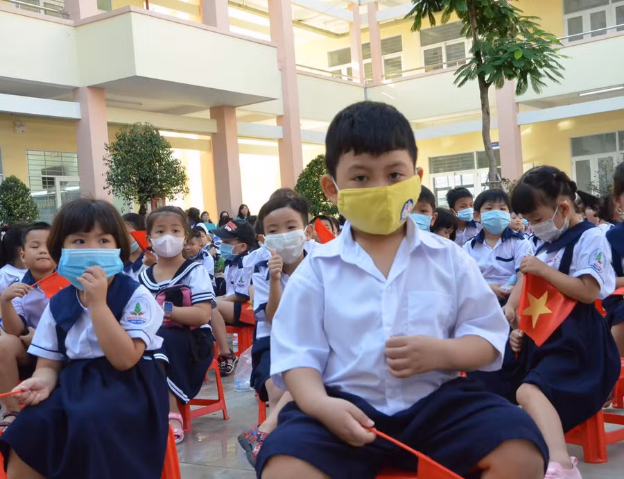 Trường có khoảng 850 học sinh dự khai giảng, đại diện cho 2.300 học sinh