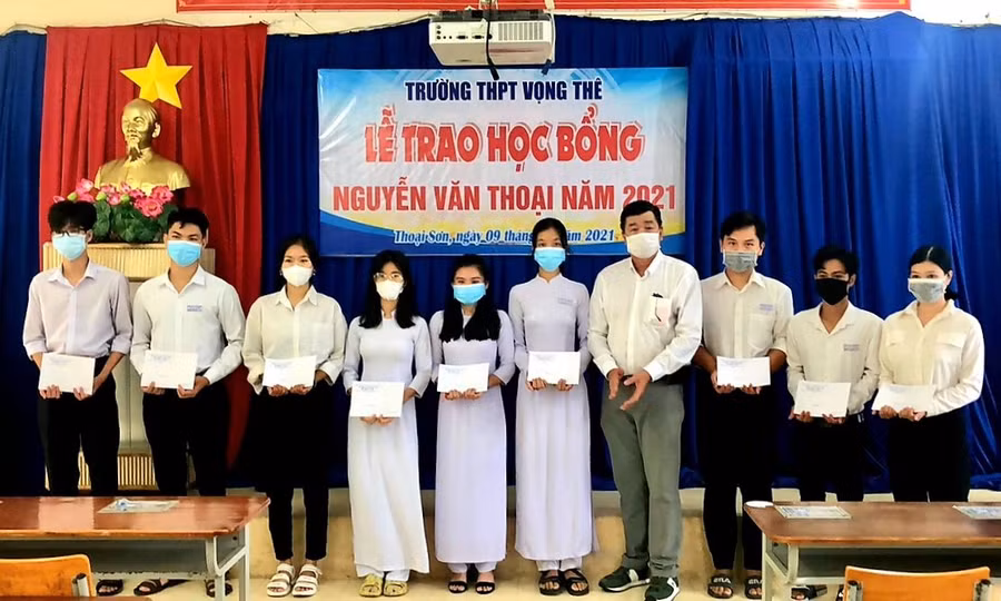 Trao học bổng cho học sinh nghèo vượt khó.