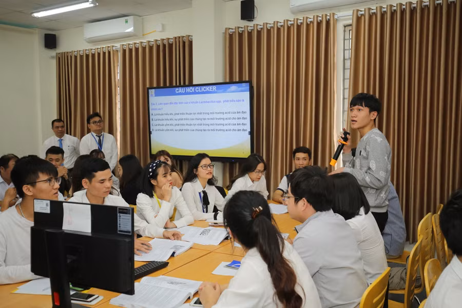 Sinh viên nhà trường sôi nổi tham gia trả lời câu hỏi clicker
