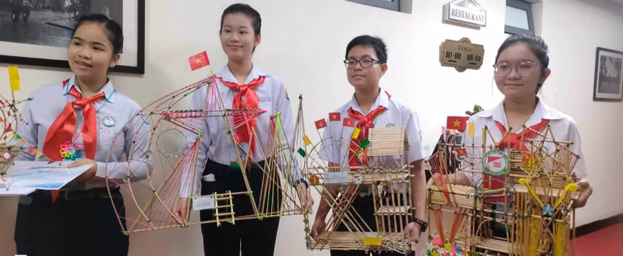 Đặng Cát Tiên (thứ 2 từ trái qua) thuyết trình sản phẩm trong một dự án học tập. Đặng Cát Tiên (thứ 2 từ trái qua) thuyết trình sản phẩm trong một dự án học tập.