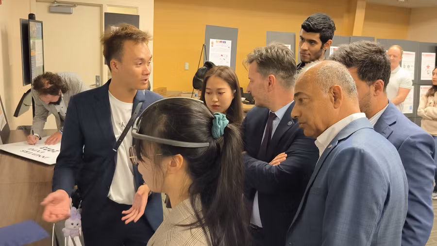 Trần Trọng Bách (trái) giới thiệu sản phẩm cho ban giám khảo tại cuộc thi INNOVERSES 2023. Trần Trọng Bách (trái) giới thiệu sản phẩm cho ban giám khảo tại cuộc thi INNOVERSES 2023.