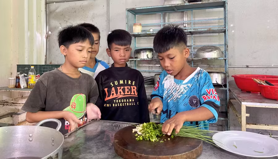 Sau nhiều ngày được thầy, cô giáo hướng dẫn, Y Đạt cùng các bạn đã có thể tự chuẩn bị bữa trưa.