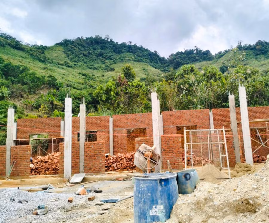 Công trình 2 phòng học và 1 phòng công vụ đang được khẩn trương xây dựng tại điểm trường Ông Bình, Trường PTDTBT Tiểu học Trà Dơn (Nam Trà My).