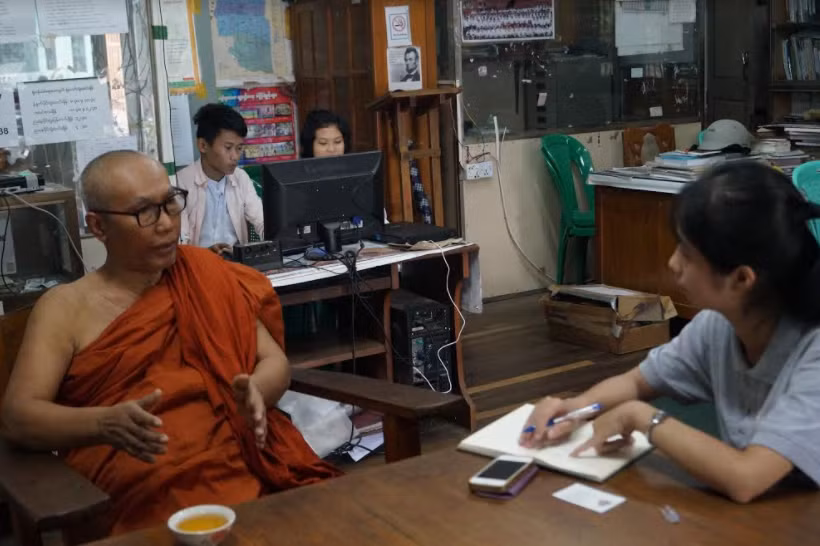 Tường Vy trò chuyện với sư thầy Hiệu trưởng một trường sư dạy cho trẻ em, Mandalay, Myanmar, 2016. Ảnh: Khin Chit Win