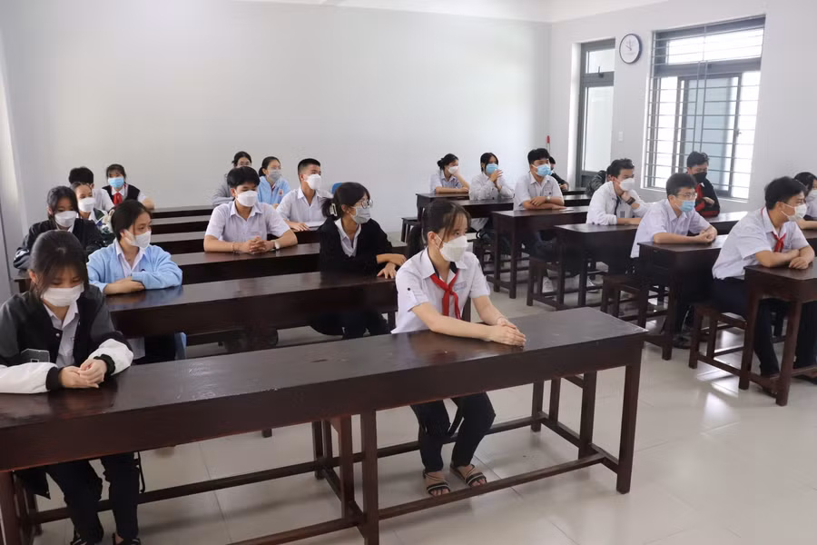 Thí sinh tập trung nghe phổ biến quy chế thi và rà soát các thông tin trên giấy báo dự thi.
