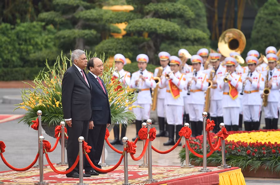 Thủ tướng Nguyễn Xuân Phúc và Thủ tướng Sri Lanka Ranil Wickremesinghe tại Lễ đón chính thức. Ảnh: VGP/Quang Hiếu Thủ tướng Nguyễn Xuân Phúc và Thủ tướng Sri Lanka Ranil Wickremesinghe tại Lễ đón chính thức. Ảnh: VGP/Quang Hiếu