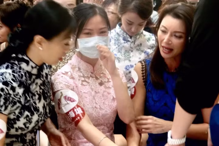 Cô luôn phải xuất hiện với khẩu trang. Ảnh: On