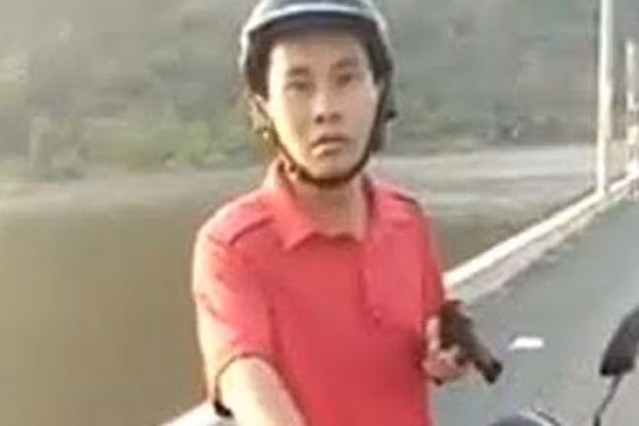 Ông Tuấn dùng súng “thị uy” với người dân (Ảnh: cắt từ clip)
