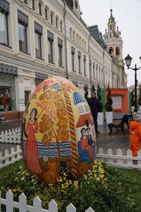 Ngam nhung qua trung khong lo tren duong pho Moscow mua Phuc sinh - Anh 5