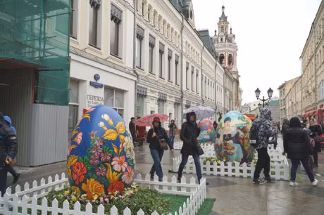 Ngam nhung qua trung khong lo tren duong pho Moscow mua Phuc sinh - Anh 3