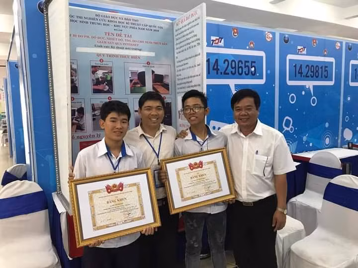 Nguyễn Trung Hiếu (đeo kính) nhận Bằng khen của Bộ Giáo dục và Đào tạo khi đoạt giải Nhì Cuộc thi Khoa học kỹ thuật cấp Quốc gia dành cho học sinh trung học phổ thông.