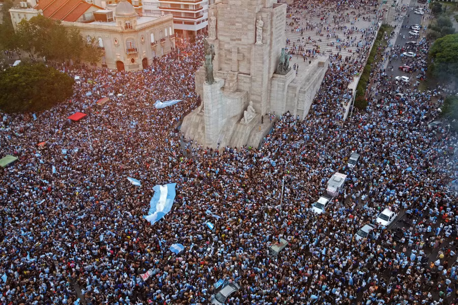 Người dân Argentina đổ ra đường ăn mừng chức vô địch World Cup 2022.