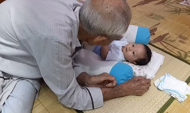 Tước đoạt cuộc sống riêng tư của người cao tuổi cũng là một dạng bạo hành (ảnh minh họa)