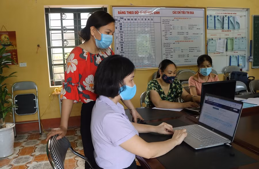 Các thầy cô giáo trường Tiểu học Phú Thượng 1 (huyện Võ Nhai) trao đổi về đánh giá theo chuẩn trên hệ thống TEMIS