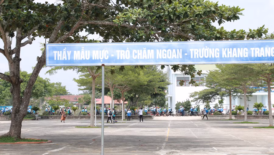 Khuôn viên trường học ở Ea Kar khang trang, sạch đẹp. Ảnh: Thành Tâm