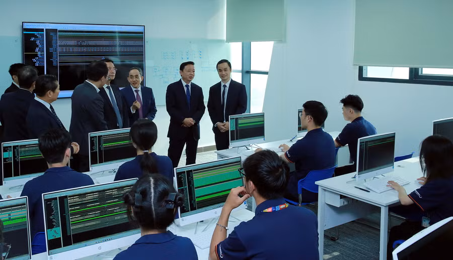 Phó Thủ tướng Trần Hồng Hà (đứng thứ hai từ phải sang) thăm một lớp học tại Trung tâm Đào tạo vi mạch bán dẫn (Trường Đại học Phenikaa). Ảnh: VGP/Minh Khôi
