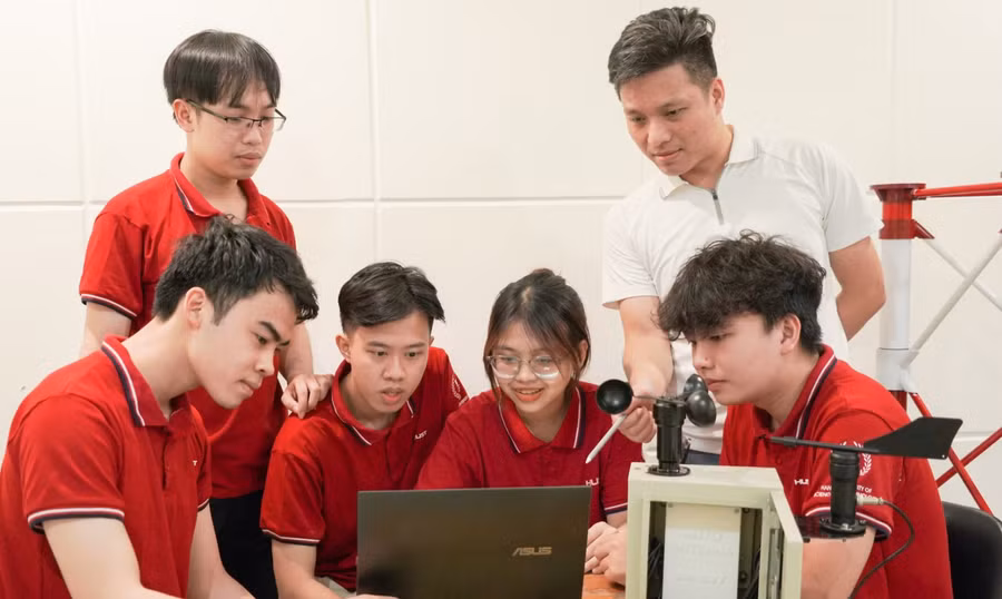Giảng viên, sinh viên ĐH Bách khoa Hà Nội. Nguồn ảnh: HUST