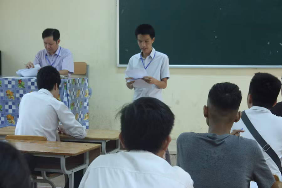 Giám thi phổ biến quy chế và dặn dò thí sinh trước ngày thi Giám thi phổ biến quy chế và dặn dò thí sinh trước ngày thi