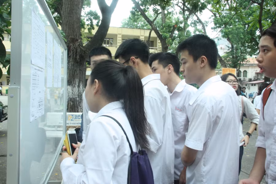 Thí sinh xem sơ đồ phòng thi trước khi vào làm thủ tục dự thi Thí sinh xem sơ đồ phòng thi trước khi vào làm thủ tục dự thi