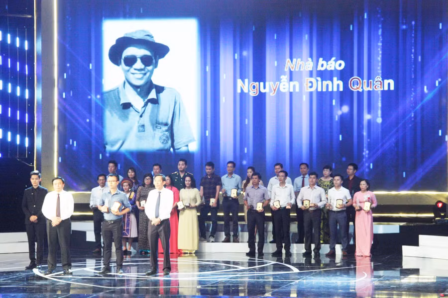 Trường hợp đặc biệt: Nhà báo Nguyễn Đình Quân không thể lên nhận giải thưởng do đã bị mất sau tai nạn giao thông trong khi đang tác nghiệp. Con trai nhà báo đã thay cha lên nhận giải tại buổi lễ Trường hợp đặc biệt: Nhà báo Nguyễn Đình Quân không thể lên nhận giải thưởng do đã bị mất sau tai nạn giao thông trong khi đang tác nghiệp. Con trai nhà báo đã thay cha lên nhận giải tại buổi lễ