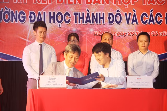Trường ĐH Thành Đô kí kết hợp tác với doanh nghiệp tại lễ bế giảng