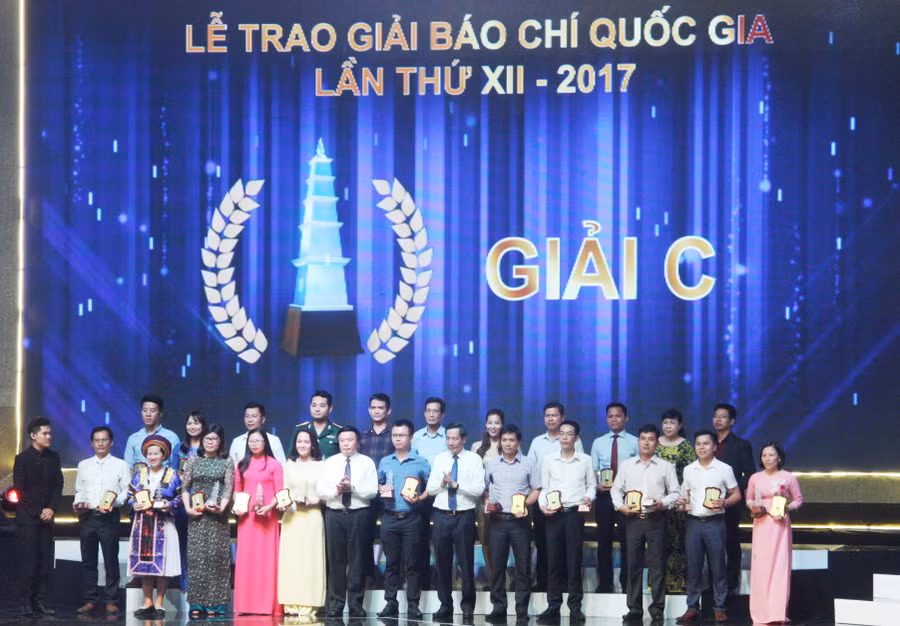 Trao giải cho các tác giải đoạt giải C Trao giải cho các tác giải đoạt giải C