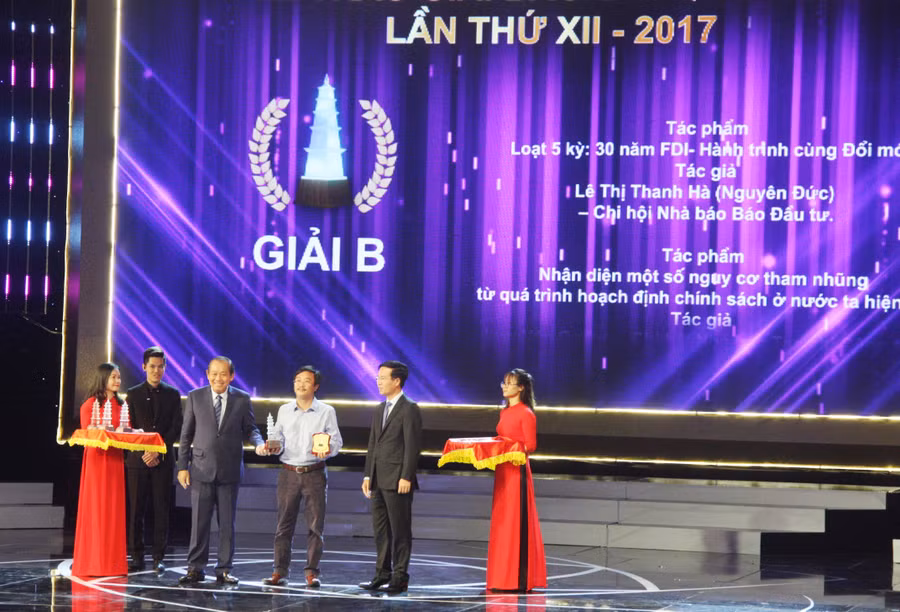 Phó Thủ tướng thường trực Chính phủ Trương Hòa Bình, Trưởng ban Tuyên giáo Trung ương Võ Văn Thưởng trao giải B cho tác giả đoạt giải Phó Thủ tướng thường trực Chính phủ Trương Hòa Bình, Trưởng ban Tuyên giáo Trung ương Võ Văn Thưởng trao giải B cho tác giả đoạt giải