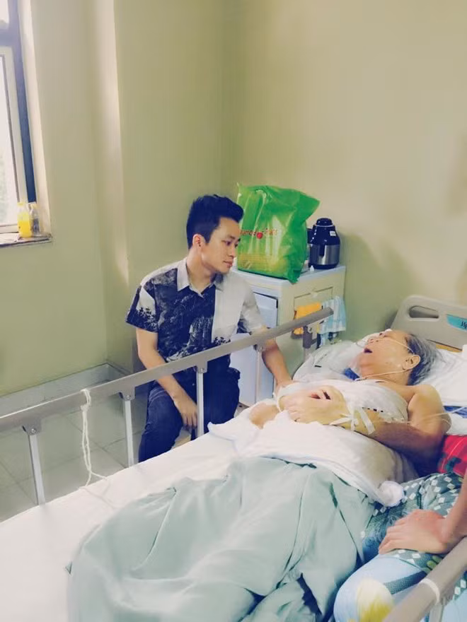 Tùng Dương tới thăm nhạc sĩ Hoàng Vâ