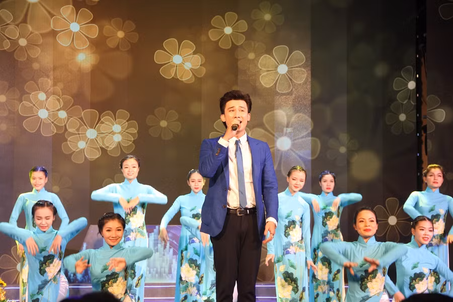 Chí Thiện thể hiện ca khúc Sống như những đóa hoa tại Lễ tuyên dương Công dân trẻ tiêu biểu TPHCM năm 2018