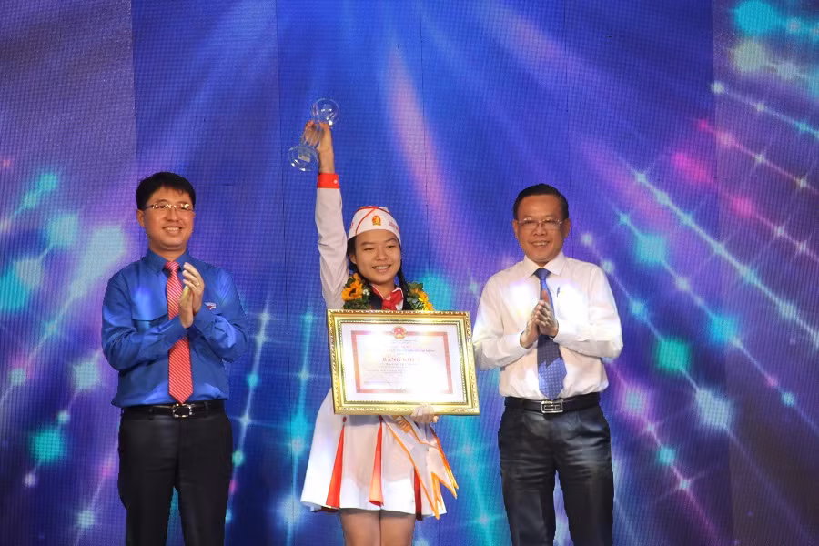 Cao Thanh Hiếu, học sinh Trường THCS Nguyễn Du, quận Gò Vấp nhận giải thưởng Công dân trẻ tiêu biểu TP.HCM năm 2018.