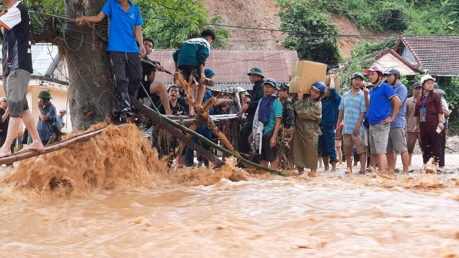 Học sinh trong vùng cô lập được giáo viên, lực lượng chức năng tìm cách đưa về trường ở nội trú để bảo đảm an toàn. Học sinh trong vùng cô lập được giáo viên, lực lượng chức năng tìm cách đưa về trường ở nội trú để bảo đảm an toàn.