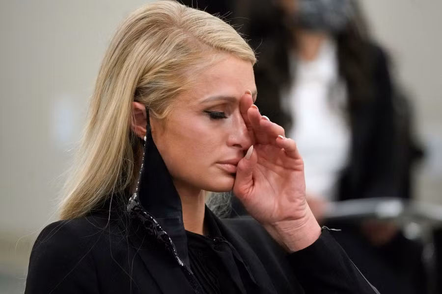 Paris Hilton lau nước mắt sau khi phát biểu tại phiên điều trần tại Tòa nhà Quốc hội bang Utah, miền Tây nước Mỹ, ngày 8/2. Nữ doanh nhân kiêm DJ 40 tuổi nói rằng cô đã bị lạm dụng tại trường Provo Canyon ở Utah, một ngôi trường nội trú cô theo học vào cuối những năm 1990. (Nguồn: AP)