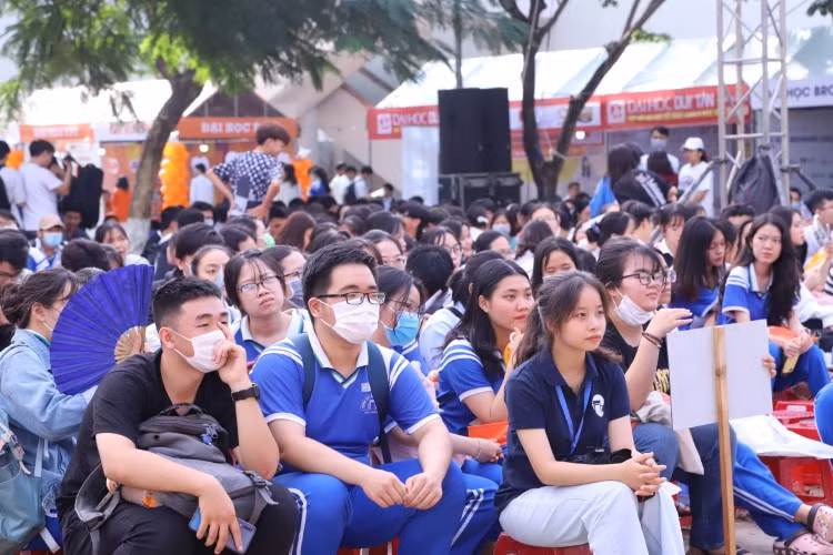Học sinh Đà Nẵng dự ngày hội tư vấn tuyển sinh ĐH.