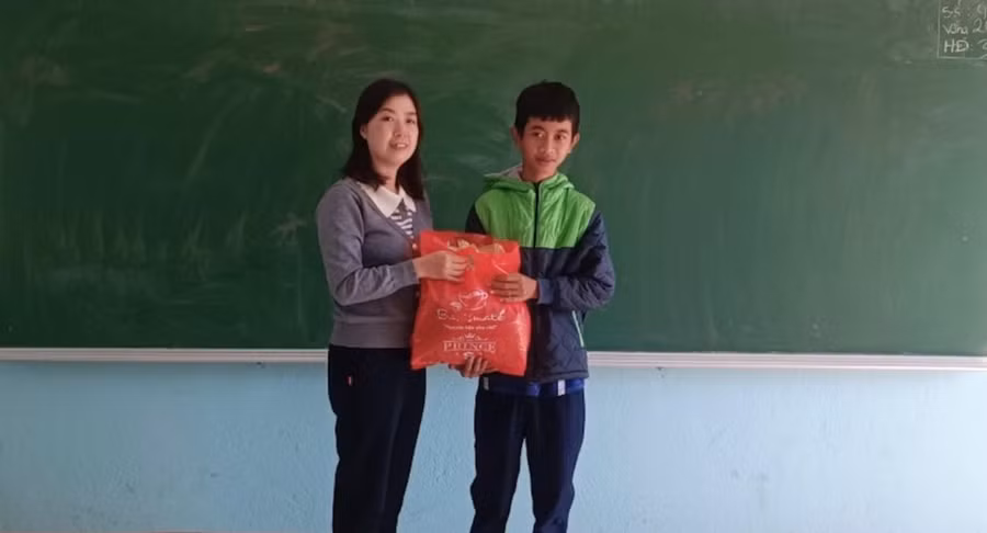 Mỗi giáo viên nhận đỡ đầu 2 - 3 học sinh và hỗ trợ nhu yếu phẩm, quần áo. Ảnh: Dung Nguyễn Mỗi giáo viên nhận đỡ đầu 2 - 3 học sinh và hỗ trợ nhu yếu phẩm, quần áo. Ảnh: Dung Nguyễn