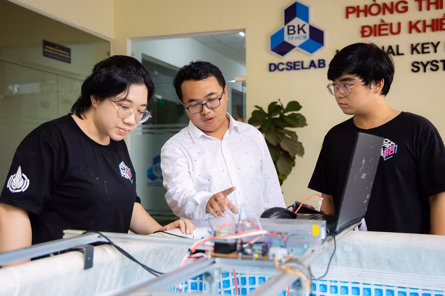 PGS.TS Lê Thanh Long - giảng viên khoa Cơ khí, Trường Đại học Bách khoa (Đại học Quốc gia TPHCM) hướng dẫn học viên. Ảnh: HCMUT PGS.TS Lê Thanh Long - giảng viên khoa Cơ khí, Trường Đại học Bách khoa (Đại học Quốc gia TPHCM) hướng dẫn học viên. Ảnh: HCMUT