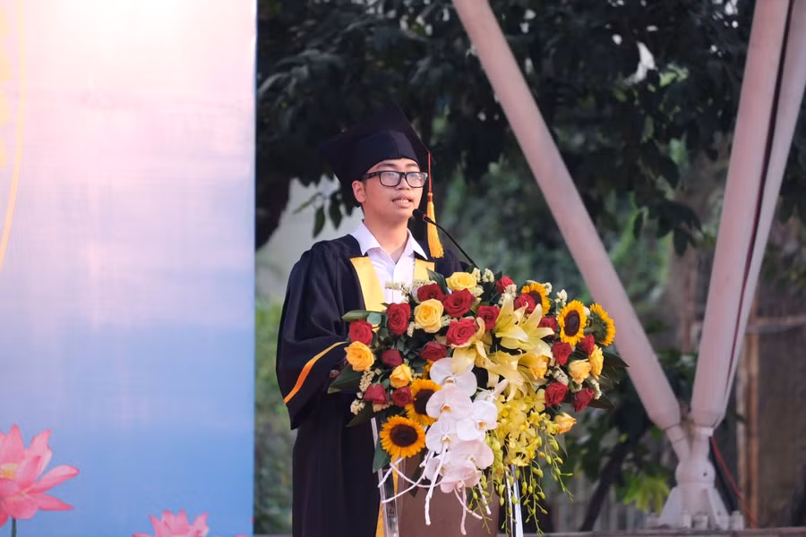 Đại diện tân cử nhân của Trường Đại học Sư phạm Hà Nội phát biểu tại Lễ bế giảng và trao bằng tốt nghiệp năm 2022.