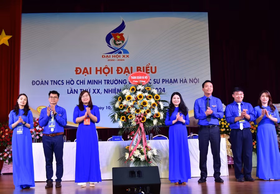 Bà Chu Hồng Minh - Ủy viên Ban thường vụ Trung ương Đoàn, Thành ủy viên, Bí thư Thành đoàn Hà Nội (thứ tư từ phải sang) và ông Nguyễn Đức Tiến - phó Bí thư thường trực Thành đoàn Hà Nội (thứ 3 từ phải sang) tặng hoa chúc mừng Đại hội.
