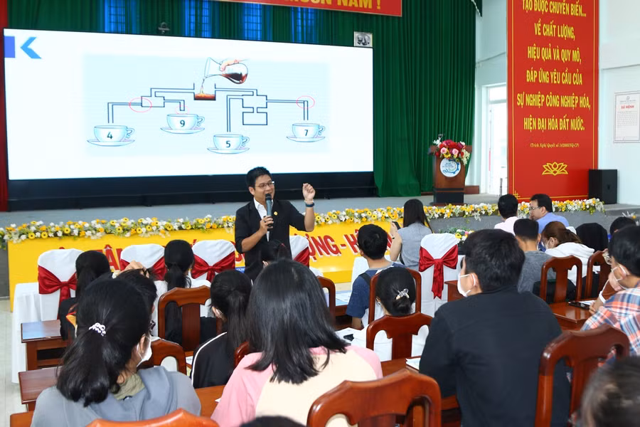 Chương trình nhằm trang bị các kỹ năng thiết yếu phục vụ xuyên suốt quá trình học tập, rèn luyện của sinh viên.