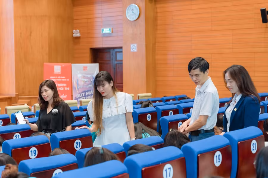 Thầy cô cùng nhà tài trợ và khách mời quan sát quá trình các thí sinh làm bài thi.