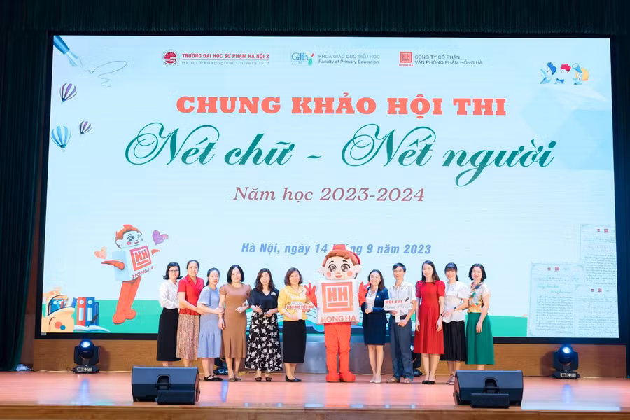 TS.GVC Lê Thị Lan Anh (người đứng thứ năm từ trái sang phải), TS.GVC Vũ Thị Tuyết - Phó Trưởng Khoa (người đứng thứ ba từ phải sang trái), TS.GVC Khuất Thị Lan (người đứng thứ tư từ trái sang phải).