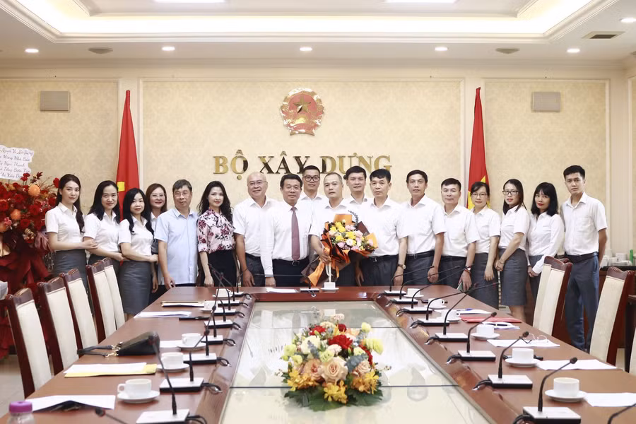 Thứ trưởng Bùi Hồng Minh chụp ảnh lưu niệm cùng tập thể cán bộ, phóng viên Tạp chí Xây dựng.