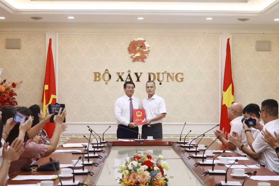 Thứ trưởng Bùi Hồng Minh trao Quyết định bổ nhiệm Phó Tổng Biên tập Tạp chí Xây dựng cho nhà báo Lý Ngọc Thanh.