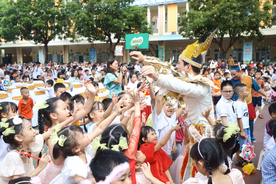 Các em học sinh trường tiểu học Dịch Vọng B cùng đón Tết Trung thu tại trường. Các em học sinh trường tiểu học Dịch Vọng B cùng đón Tết Trung thu tại trường.