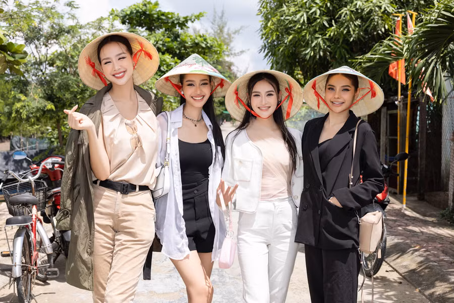 Hoa hậu Thái Lan, Hoa hậu Lào, Myanmar, Campuchia tới Việt Nam, được Hoa hậu Bảo Ngọc đón tiếp.