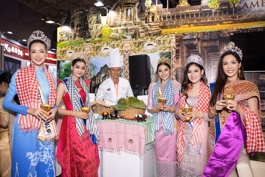 Hình ảnh Bảo Ngọc và các hoa hậu Thái Lan, Lào, Campuchia, Myanmar ở TPHCM.