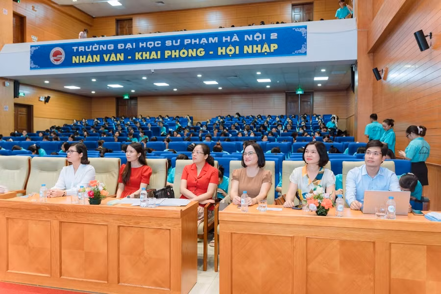 Các thầy cô giáo khoa Giáo dục Tiểu học cùng nhà tài trợ và khách mời.