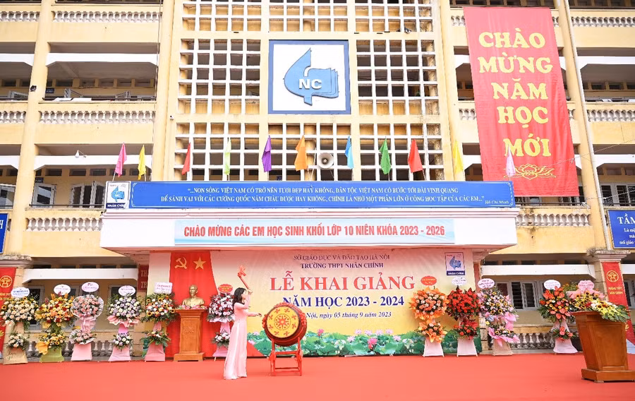 Cô Nguyễn Phương Lan, Phó Bí thư Chi bộ, Phó Hiệu trưởng phụ trách Trường THPT Nhân Chính đánh trống khai giảng năm học 2023 – 2024.