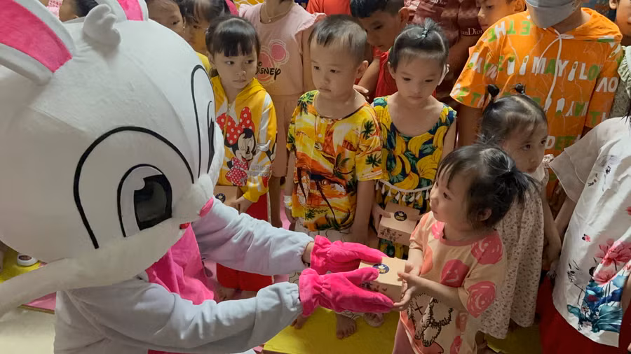 Thùy Tiên vui chơi trung thu cùng bệnh nhi ở Cà Mau, Sóc Trăng.
